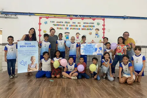 
				Pequeno gigante: aluno de 8 anos é recebido com festa em escola de Maceió após tratatamento contra o câncer
			
			