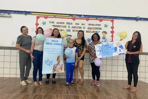 
				Pequeno gigante: aluno de 8 anos é recebido com festa em escola de Maceió após tratatamento contra o câncer
			
			