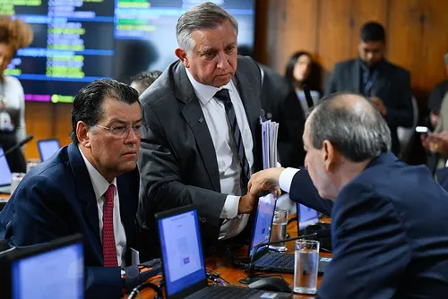 
				Renan aprova isenção do IR no Senado e pressiona Lira na Câmara
			
			