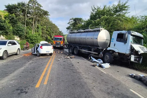 
				Sargento da PM morre em colisão entre carro e caminhão em Branquinha
			
			