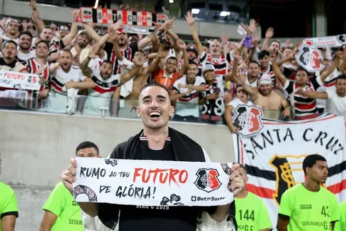 
				Show da torcida do Santa Cruz após acesso conquista o Brasil: ‘É paixão’
			
			