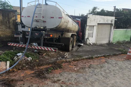 
				Vídeo: motorista é atropelado pelo próprio caminhão-pipa e morre em Palmeira dos Índios
			
			
