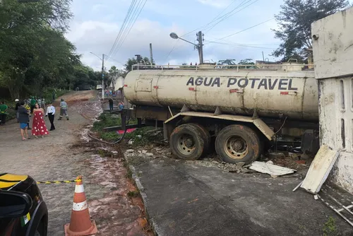 
				Vídeo: motorista é atropelado pelo próprio caminhão-pipa e morre em Palmeira dos Índios
			
			