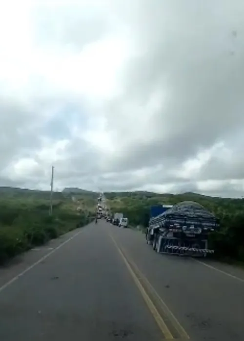 
				Colisão entre caçamba e carro deixa duas vítimas na AL-220, em Delmiro Gouveia
			
			