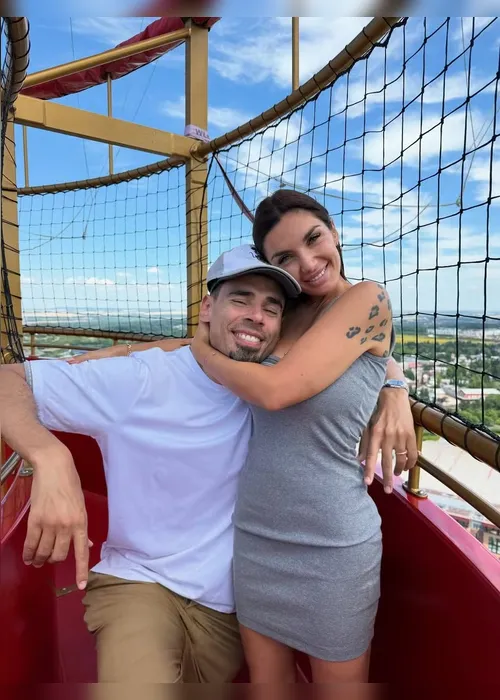 
				Elettra Lamborghini, que esteve no BBB 17, cruza o tapete vermelho
			
			
