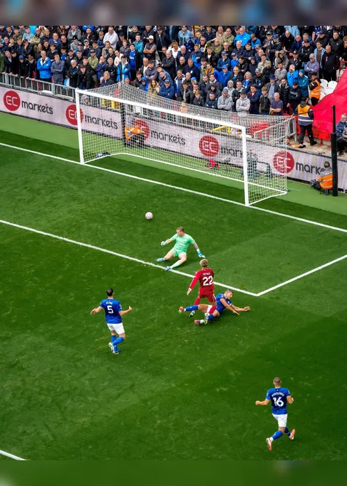 
				Liverpool sofre no fim, mas vence clássico contra Everton na Premier League
			
			