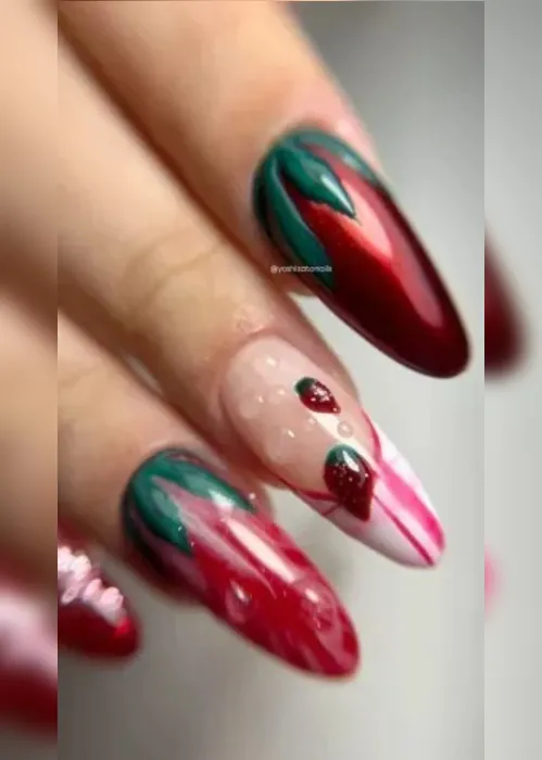 
				Morango do amor nas unhas? Confira inspirações para copiar
			
			