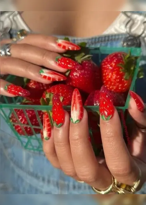 
				Morango do amor nas unhas? Confira inspirações para copiar
			
			