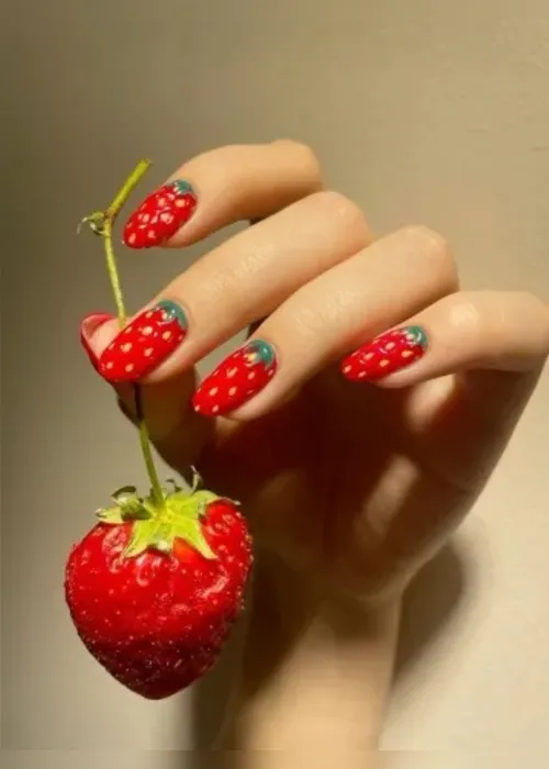 
				Morango do amor nas unhas? Confira inspirações para copiar
			
			