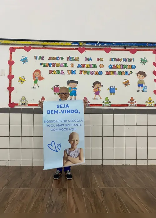 
				Pequeno gigante: aluno de 8 anos é recebido com festa em escola de Maceió após tratatamento contra o câncer
			
			