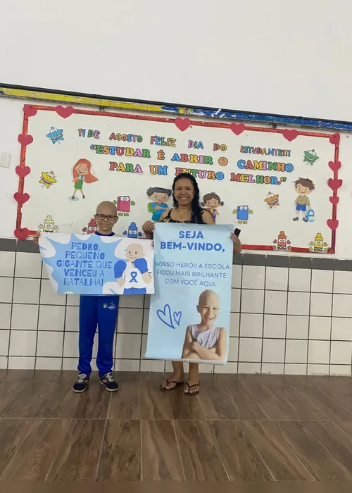 
				Pequeno gigante: aluno de 8 anos é recebido com festa em escola de Maceió após tratatamento contra o câncer
			
			