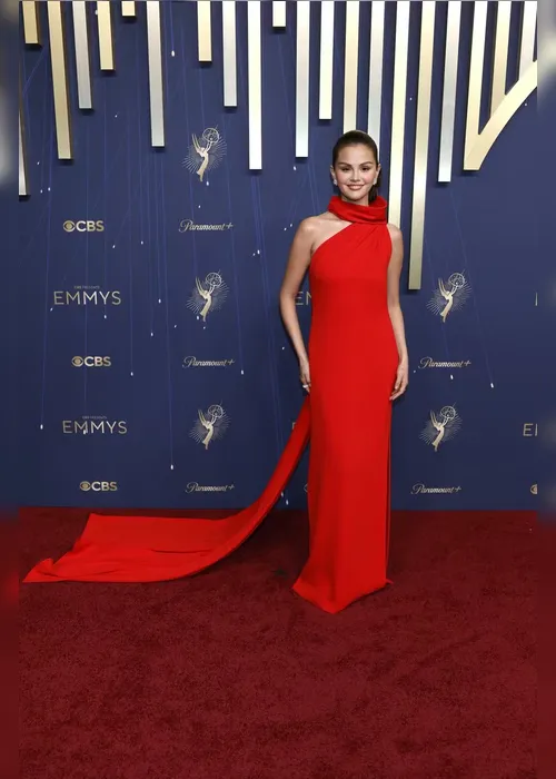 
				Selena Gomez ganha beijo do noivo, Benny Blanco, no tapete vermelho
			
			