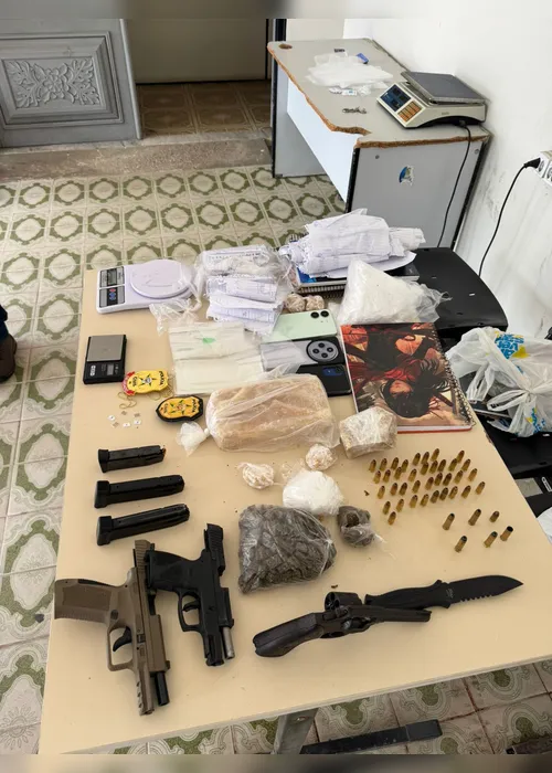 
				Suspeito de liderar facção e ordenar morte de jovem morre em confronto com a PM

			