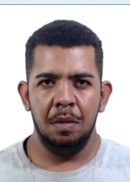  V&iacute;deo: homem de 32 anos &eacute; morto a tiros enquanto fazia revis&atilde;o de carro 