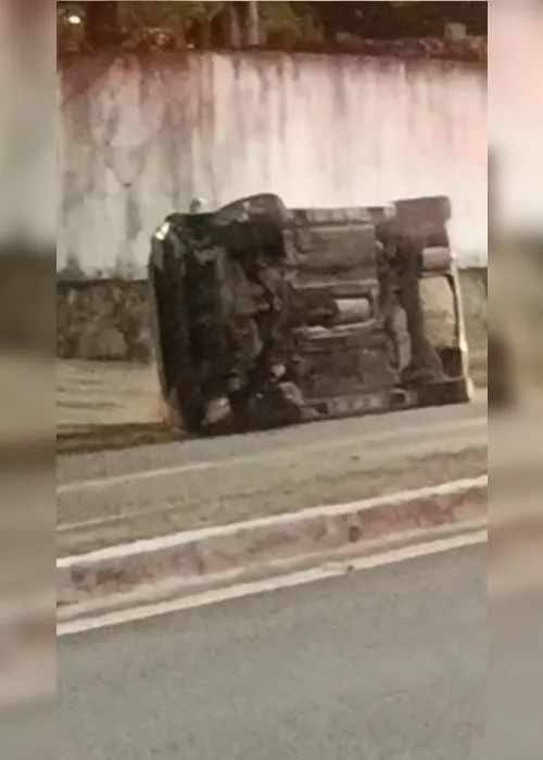 
				Vídeos: carro com criança dentro capota em Jacarecica; motociclista quase é atingido
			
			