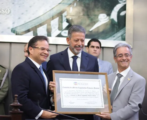 Arthur Lira recebe maior honraria concedida pela Assembleia Legislativa