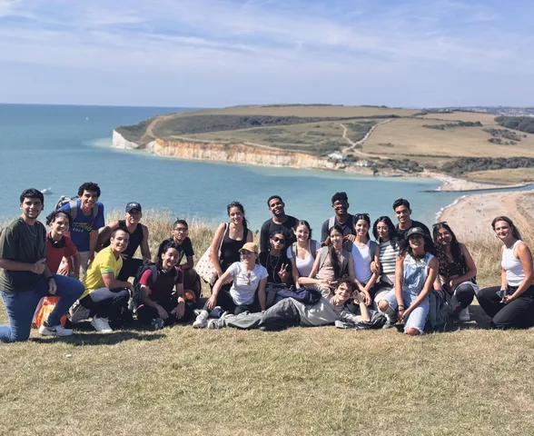 Daqui pro Mundo: estudantes alagoanos desbravam a costa britânica nas falésias de Seven Sisters