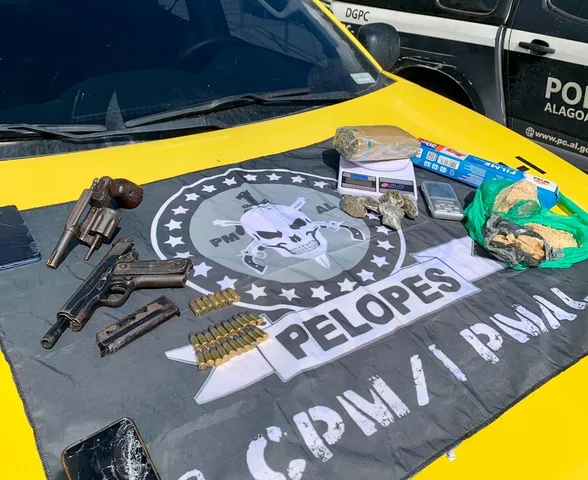 PM apreende armas e drogas com integrantes de facção criminosa