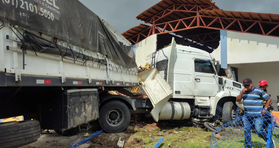 Carreta desgovernada invade escola recém-inaugurada em São Sebastião, AL