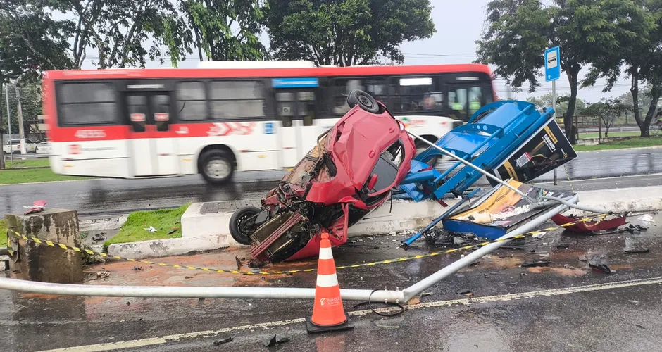 Carro desgovernado destrói ponto de ônibus na Durval de Góes Monteiro