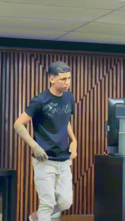 Barbeiro expõe sequelas do ataque diante de serial killer