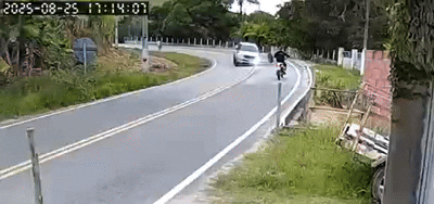 
				Susto! Vídeo mostra momento em que motociclista quase é atingido por pneu
			
			