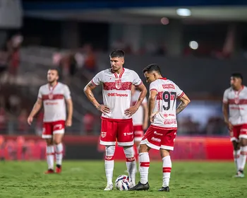 Léo Campos brilha na lateral-esquerda e se torna peça-chave na arrancada do CRB rumo ao G-4