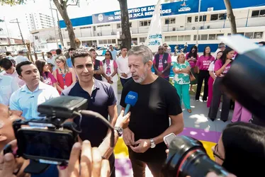 
				JHC se reconcilia com Lira,  dispara contra Rui e sinaliza que vai a luta em 26
			
			