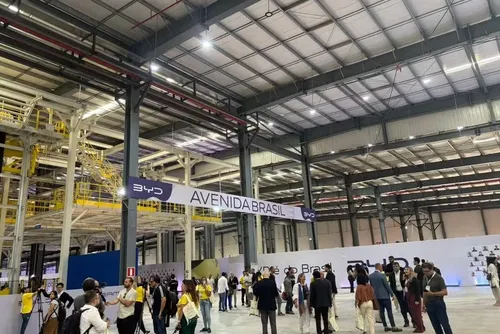 
				1ª fábrica da BYD no Brasil será inaugurada hoje na Bahia
			
			
