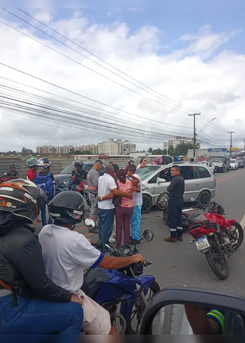 
				Motociclista é arremessada para cima de carro após colisão com carro no Tabuleiro
			
			