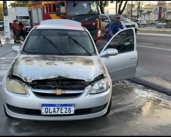 Carro pega fogo na Avenida Fernandes Lima e assusta motorista