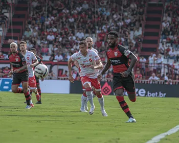 Destaque do Atlético-GO, ex-CRB é desfalque e não enfrentará o Galo no próximo domingo
