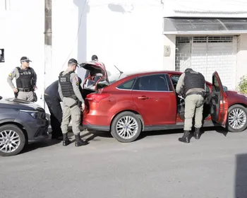 Doláres, veículos, armas e munições; veja o que foi apreendido na Operação Invoice