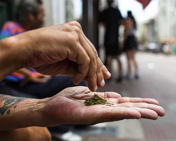 Duas mulheres são presas por tráfico de drogas no Conjunto Salvador Lyra