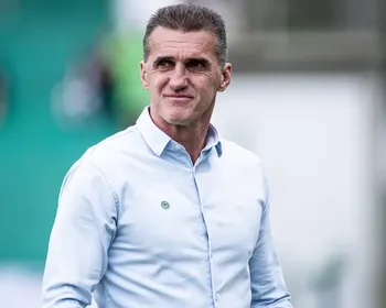 Em crise, Goiás demite técnico e diretor de futebol na reta final da Série B