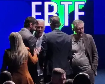 Emerson Leão diz que 'não suporta' treinador estrangeiro após receber placa de Ancelotti