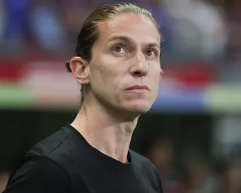 Flamengo se posiciona sobre rumores de saída de Filipe Luís