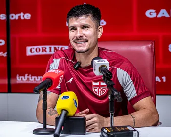 Léo Campos desconversa rumores sobre transferências: "Estou focado em ajudar o CRB"