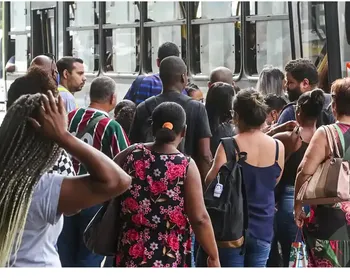 Número dos que procuram emprego há mais de 2 anos cai 17,8%, diz IBGE