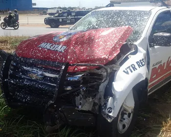 PMs ficam feridos após colisão entre viatura e carro de reboque em Rio Largo