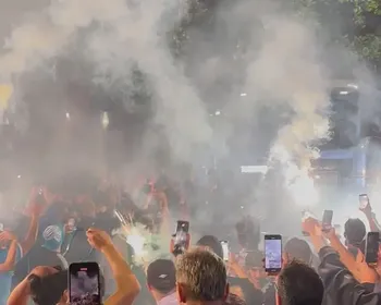 Torcida do Racing recebe time com festa no Rio para jogo contra o Flamengo