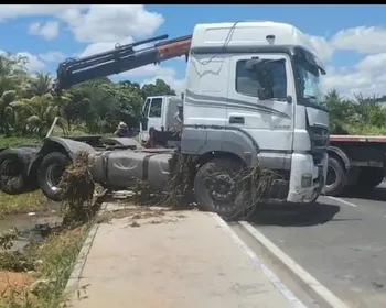 Vídeo mostra carreta perdendo o controle e caindo dentro de buraco em Arapiraca