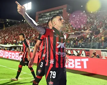 Vitória bate o Bahia, quebra tabu em Ba-Vis e segue vivo no Brasileirão