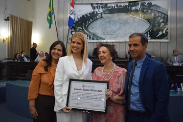 
				ALE homenageia médica Rafaella Toledo pelo trabalho dedicado a pacientes carentes na oncologia
			
			