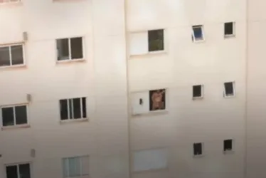 
				Assessor de deputado é flagrado se masturbando em janela de prédio
			
			