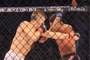 
				Augustín Paez mostra repertório e finaliza Thiago Cablocco no Coliseu Extreme Fight
			
			