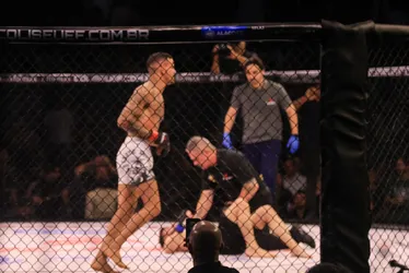 
				Com 52 segundos, Lipe Detona finaliza Santiago Mina na luta principal do Coliseu Extreme Fight
			
			