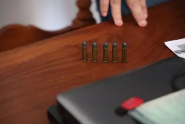 
				Doláres, veículos, armas e munições: veja o que foi apreendido na Operação Invoice
			
			