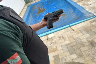 
				Doláres, veículos, armas e munições: veja o que foi apreendido na Operação Invoice
			
			