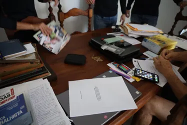 
				Doláres, veículos, armas e munições: veja o que foi apreendido na Operação Invoice
			
			